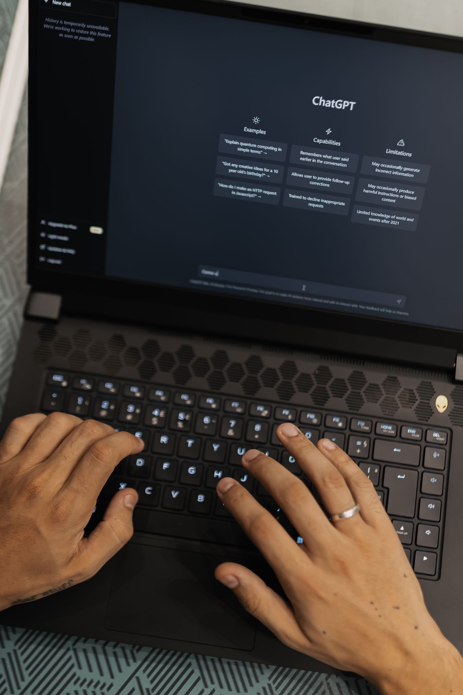 Mãos digitando num notebook com uma interface de inteligência artificial na tela