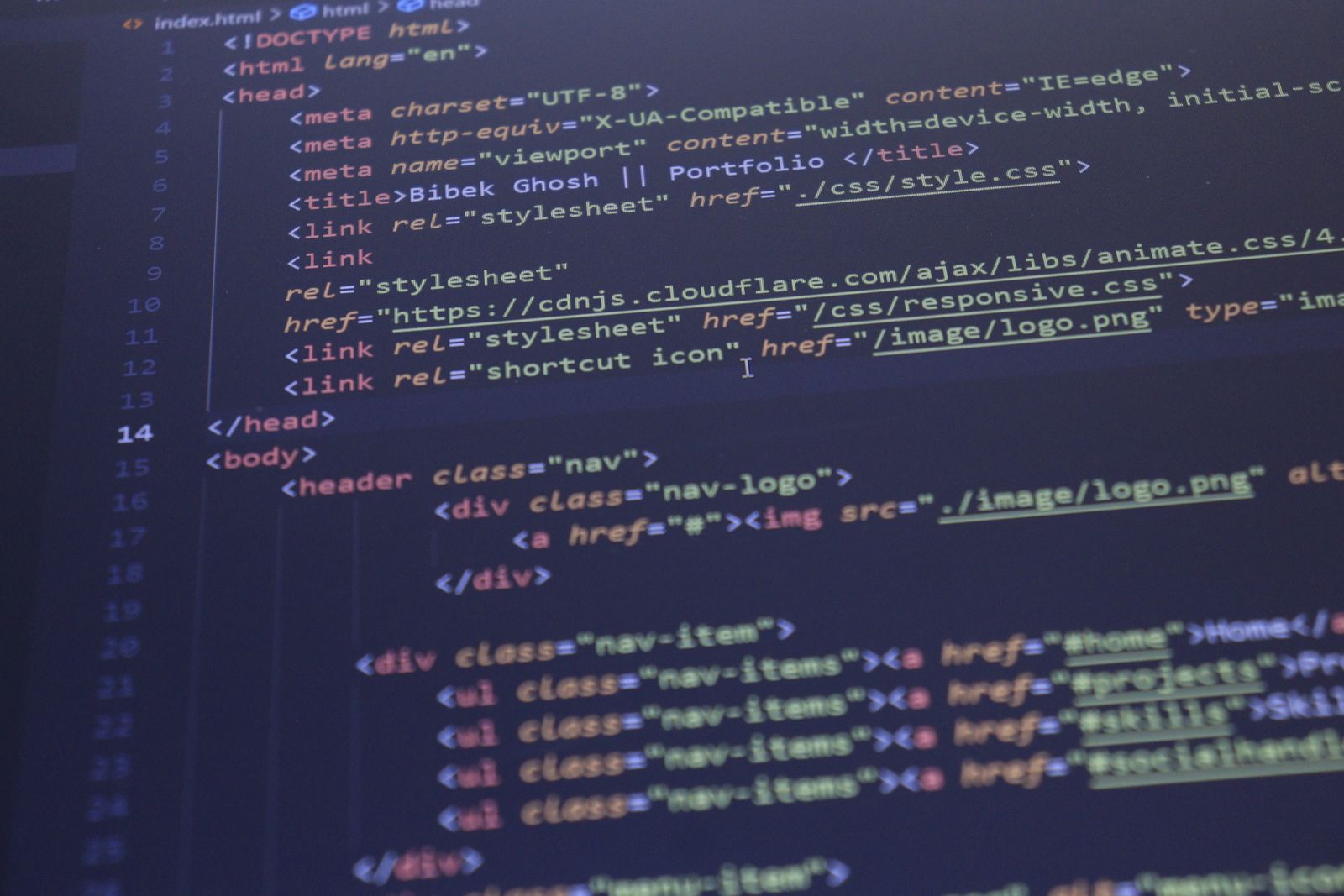 Tela de computador exibindo linhas de código